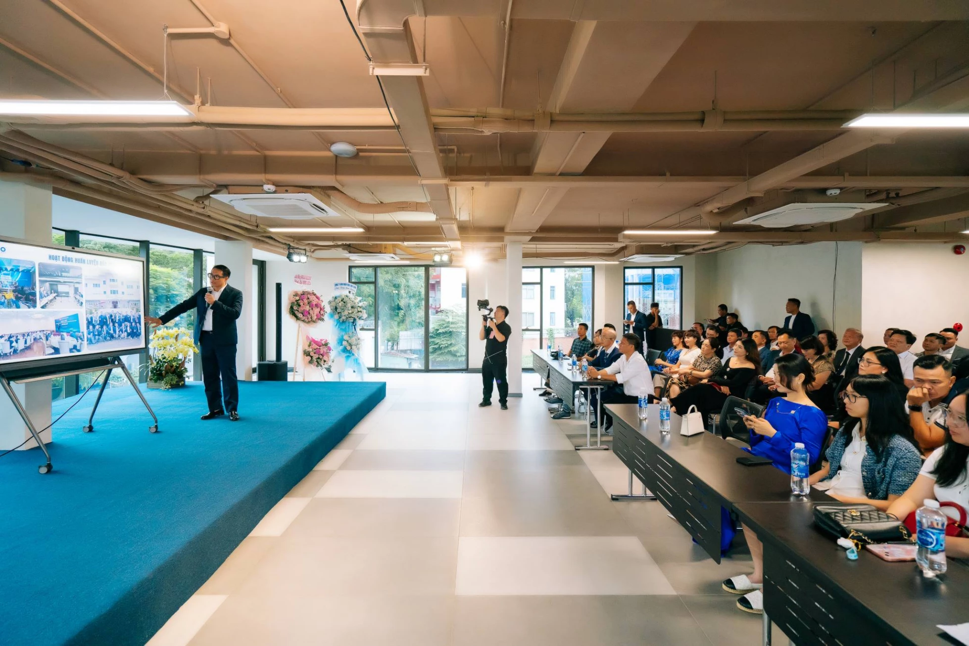 https://static.quochuyanhcorp.vn/17554/2024/Quốc/Apollo Haus/Album ảnh/Khánh thành/khanh-thanh-apollo-haus (10).jpg